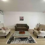 Modern Apartment With Pool & Gym