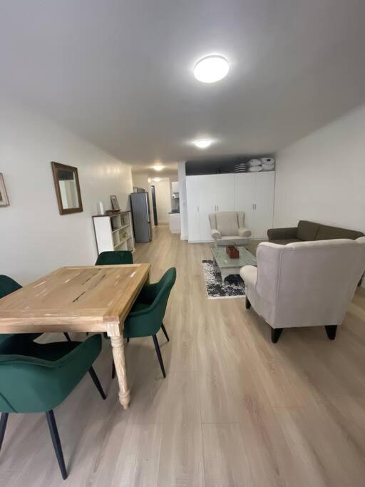 Modern With Pool & Gym * Cape Town