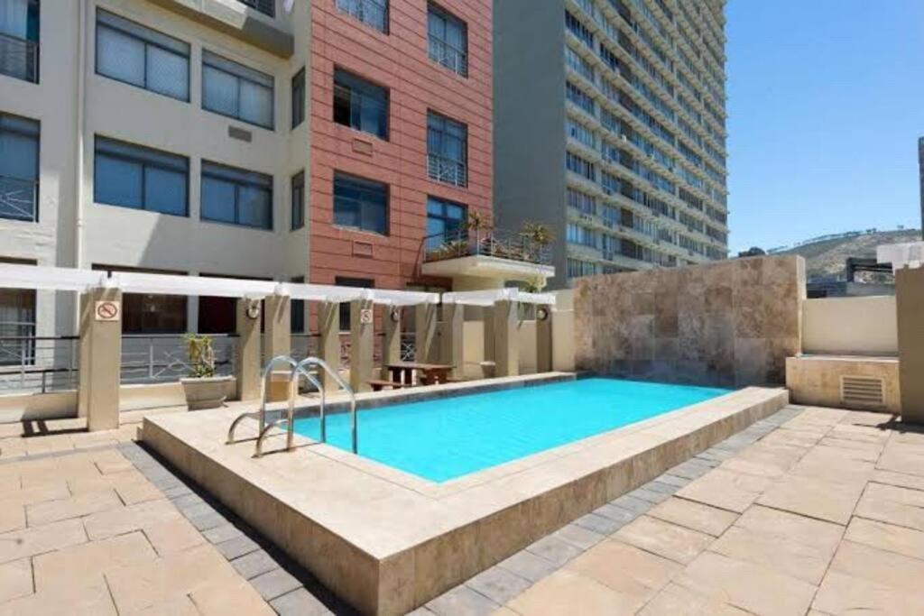 Modern With Pool & Gym Apartment Cape Town